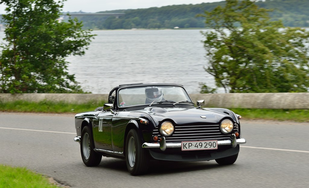 Med Vejle Fjord i baggrunden suser Mads Nygaard fra Vejle op ad bjergvejen til klassesejr i sin Triumph TR 5 fra 1968.
(Foto: Michael Eisenberg)